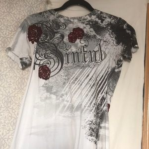Medium Sinful t-shirt. White with red roses